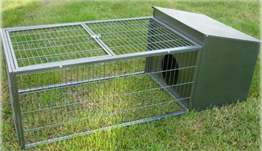 Metal Lawn Hutch